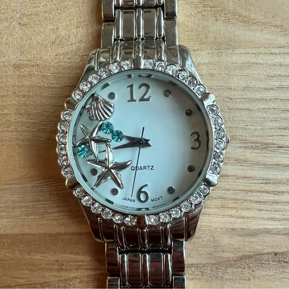 Avon Accessories - Avon ladies silver tone Beachy fashion watch NEW BATTERY